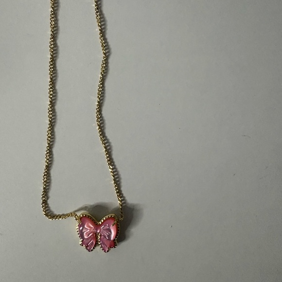 Kendra Scott Haley Bow Gold Short Pendant Necklace in blush mother-of-pearl - Picture 6 of 6